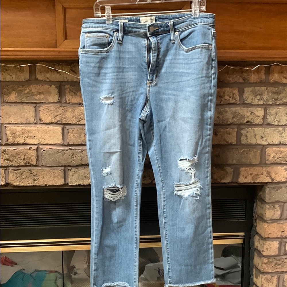 Light Blue Distressed Women’s Jeans size 14/32 universal thread. Euc!